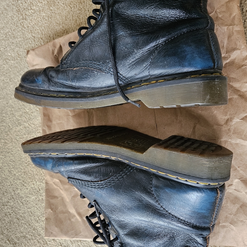 Dr. Martens Unisex Airwair Leather Lace Up Boots - Picture 9 of 10